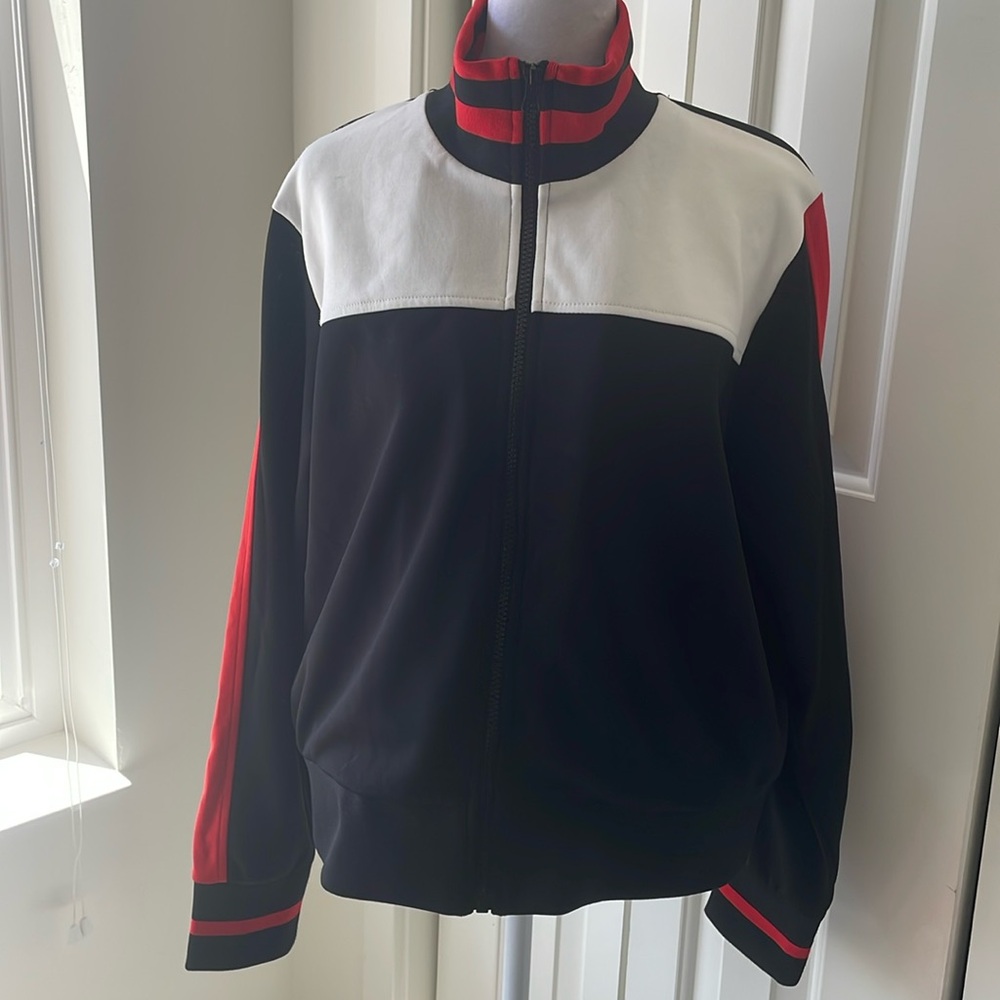 The brand is wild fable.Size L. Colors black white and red.